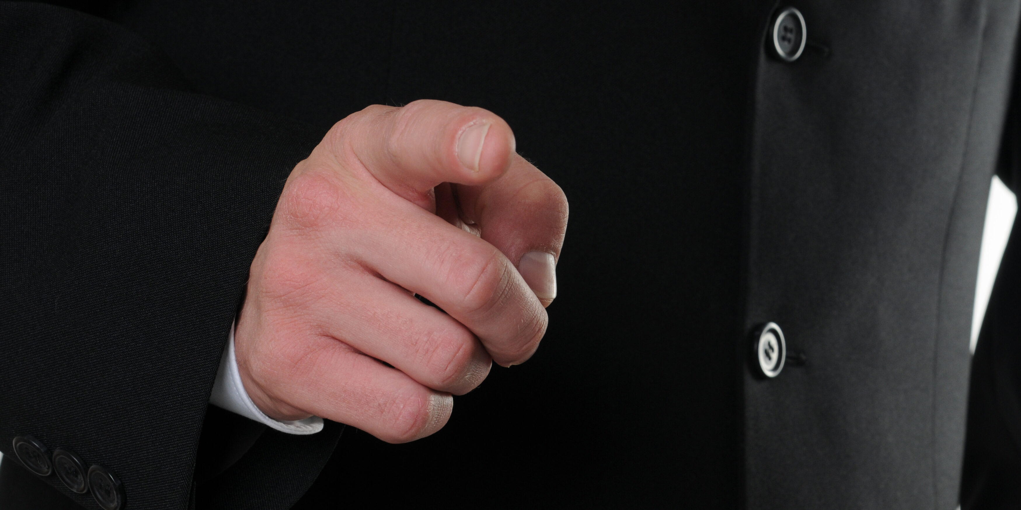 Zeigt mit dem Finger auf den Betrachter – Jorma Bork_pixelio.de